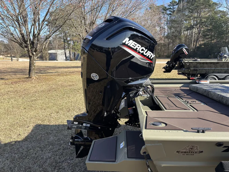 Slide: The Image of Tracker Grizzly 1860 CC 2026 - 3