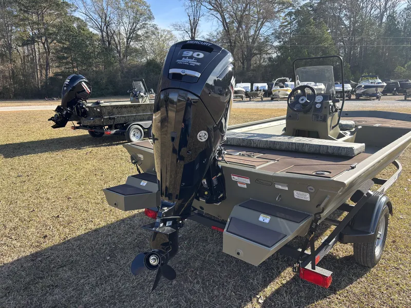 Slide: The Image of Tracker Grizzly 1860 CC 2026 - 4