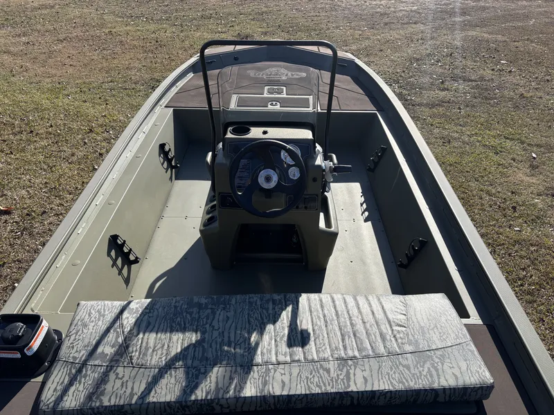 Slide: The Image of Tracker Grizzly 1860 CC 2026 - 5