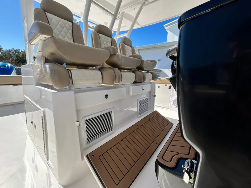 Slide: The Image of Everglades 395 Center Console 2020 - 29