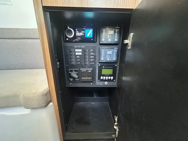 Slide: The Image of Everglades 395 Center Console 2020 - 41