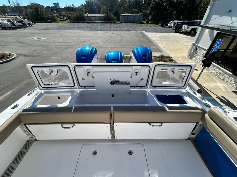 Slide: The Image of Everglades 395 Center Console 2020 - 16