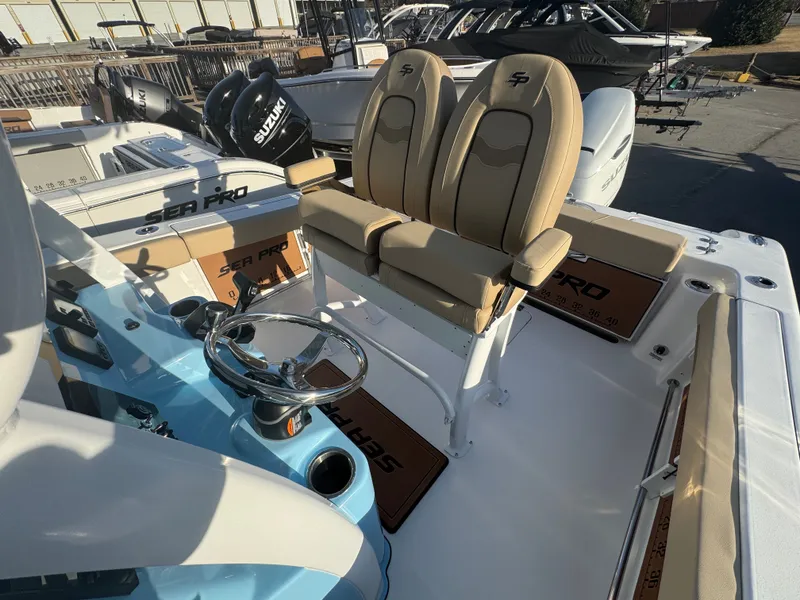 Slide: The Image of Sea Pro 242 DLX 2026 - 11