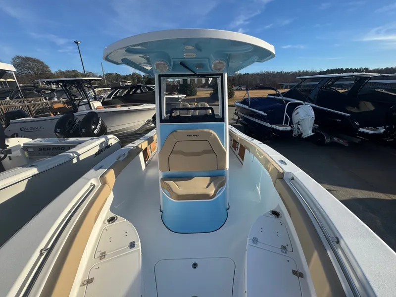 Slide: The Image of Sea Pro 242 DLX 2026 - 13