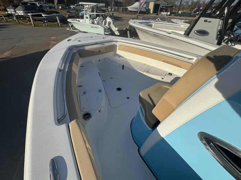 Slide: The Image of Sea Pro 242 DLX 2026 - 14