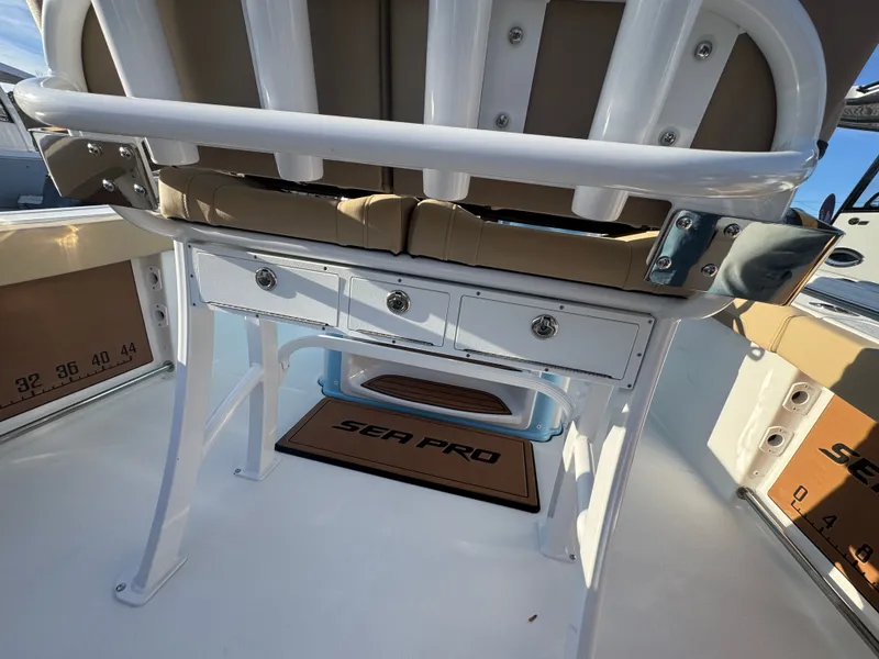 Slide: The Image of Sea Pro 242 DLX 2026 - 19