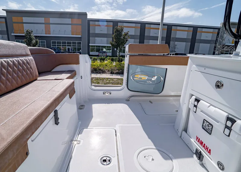 Slide: The Image of Sea Hunt ULTRA 305 CB 2026 - 11