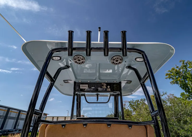 Slide: The Image of Sea Hunt ULTRA 305 CB 2026 - 13