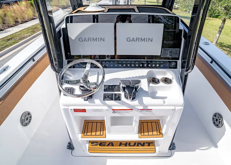 Slide: The Image of Sea Hunt ULTRA 305 CB 2026 - 18