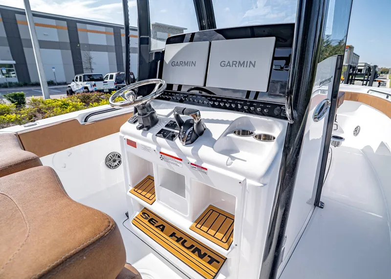 Slide: The Image of Sea Hunt ULTRA 305 CB 2026 - 20