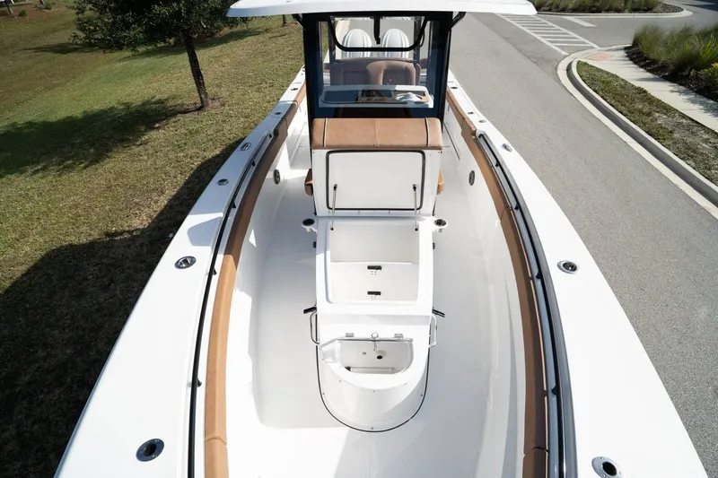 Slide: The Image of Sea Hunt ULTRA 305 CB 2026 - 24