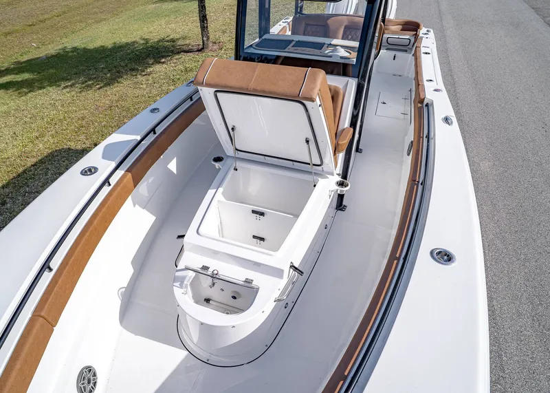 Slide: The Image of Sea Hunt ULTRA 305 CB 2026 - 25