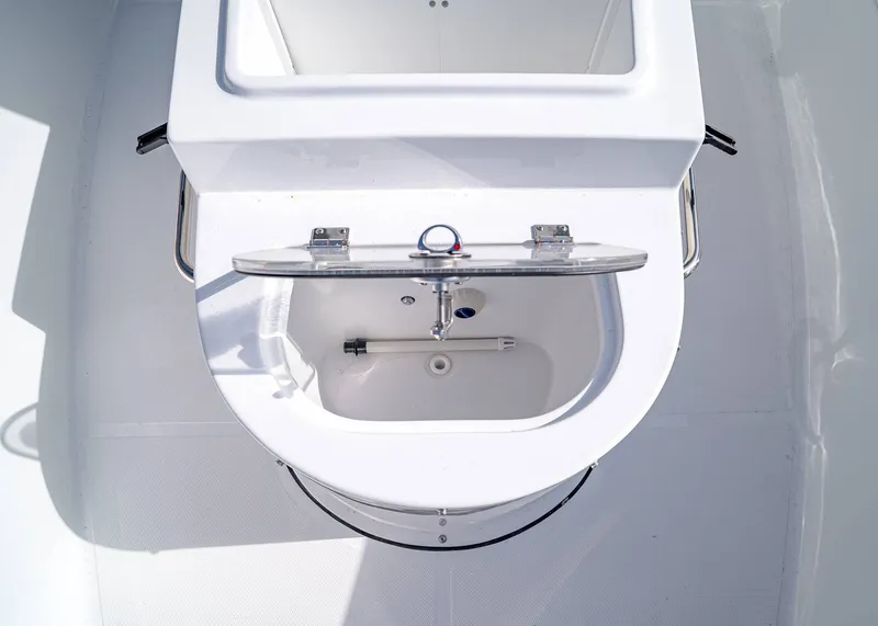 Slide: The Image of Sea Hunt ULTRA 305 CB 2026 - 26