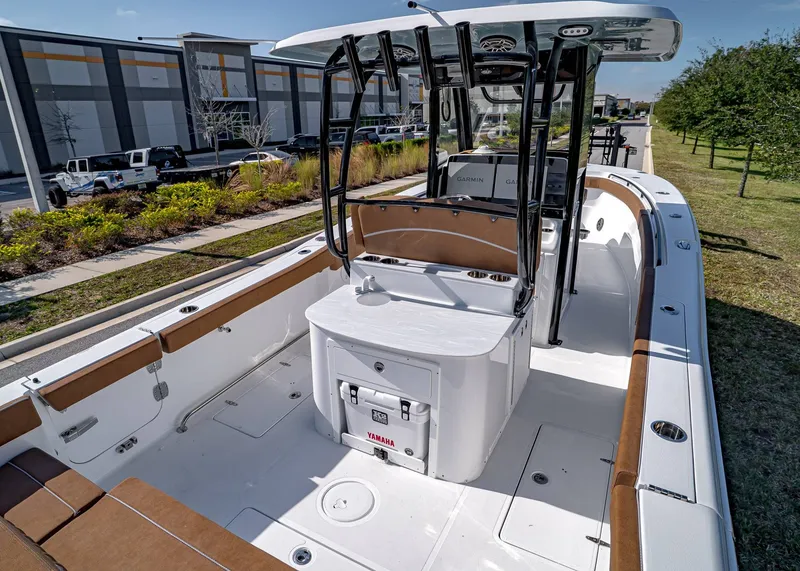 Slide: The Image of Sea Hunt ULTRA 305 CB 2026 - 5