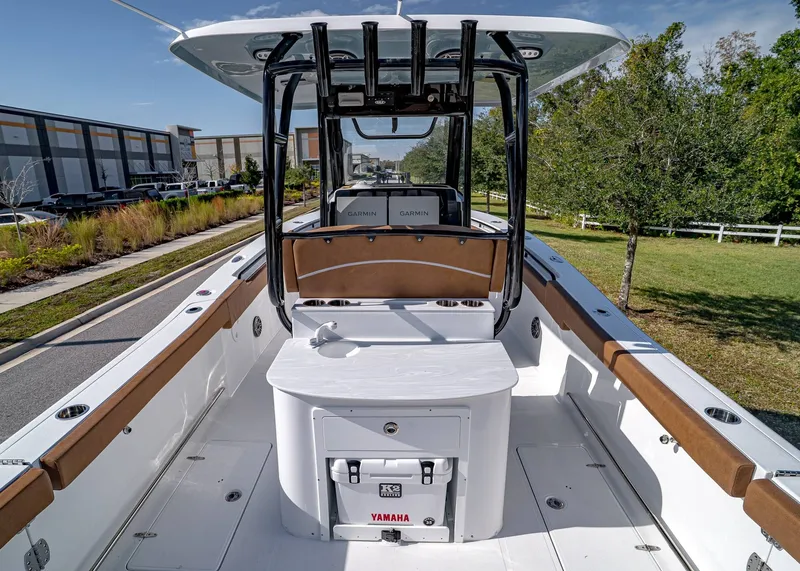 Slide: The Image of Sea Hunt ULTRA 305 CB 2026 - 6