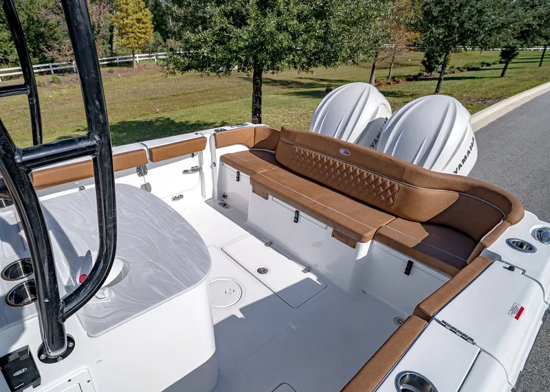 Slide: The Image of Sea Hunt ULTRA 305 CB 2026 - 8