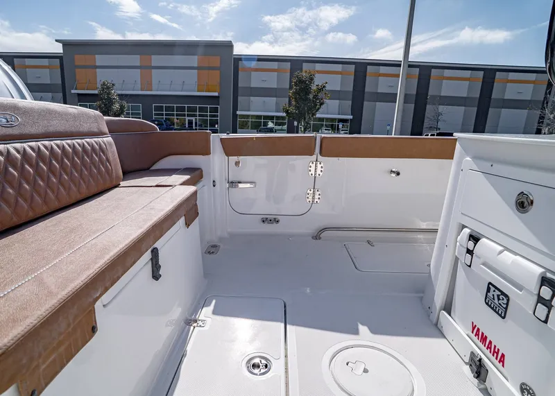 Slide: The Image of Sea Hunt ULTRA 305 CB 2026 - 9