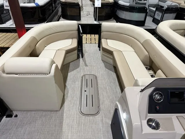 Slide: The Image of Veranda Vista View 22RC W/Yamaha 150 No Trailer 2026 - 5