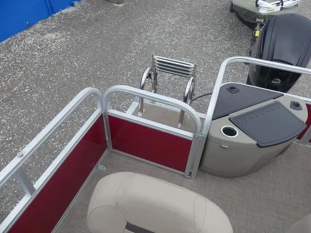 Slide: The Image of Sun Tracker Bass Buggy 18 DLX 2023 - 17