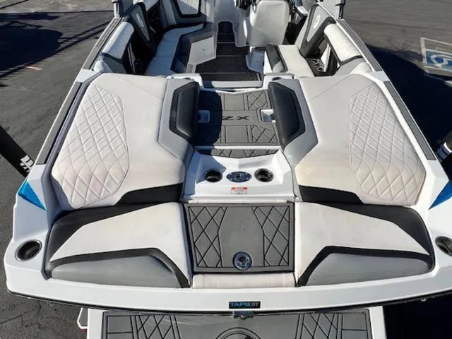 Slide: The Image of Tigé 23ZX 2020 - 9