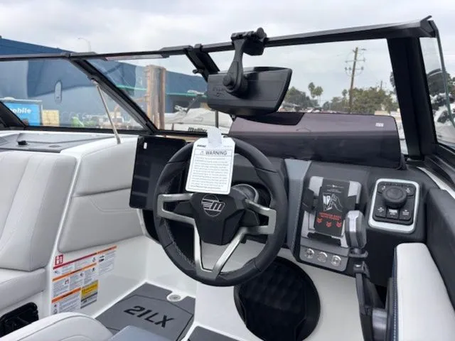 Slide: The Image of Malibu Wakesetter 21 LX 2026 - 10