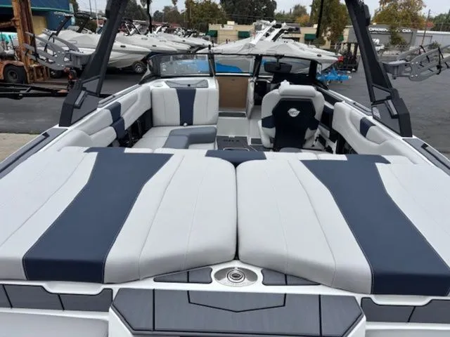 Slide: The Image of Malibu Wakesetter 21 LX 2026 - 7