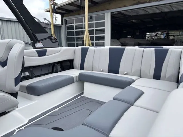 Slide: The Image of Malibu Wakesetter 21 LX 2026 - 8