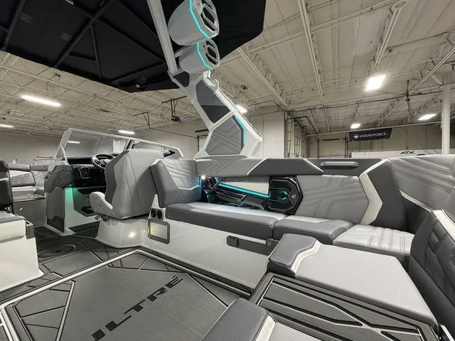 Slide: The Image of Tigé Ultré 25ZX 2026 - 12