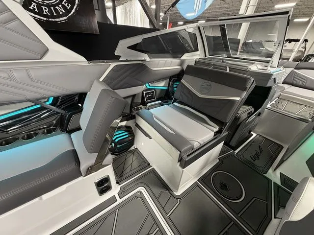 Slide: The Image of Tigé Ultré 25ZX 2026 - 13