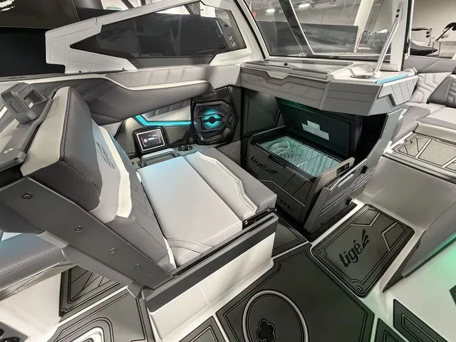 Slide: The Image of Tigé Ultré 25ZX 2026 - 14