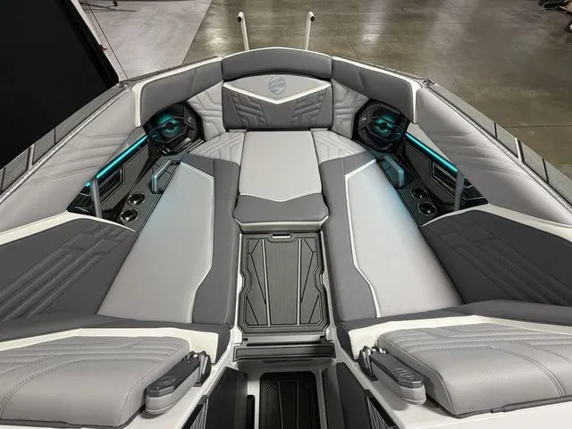 Slide: The Image of Tigé Ultré 25ZX 2026 - 17