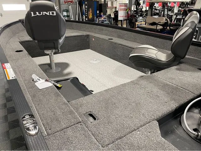 Slide: The Image of Lund Angler 1650 Tiller 2026 - 10