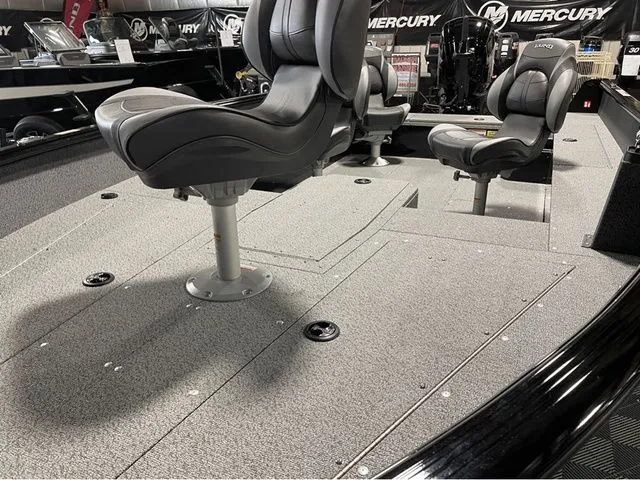 Slide: The Image of Lund 1800 Explorer Tiller 2026 - 10