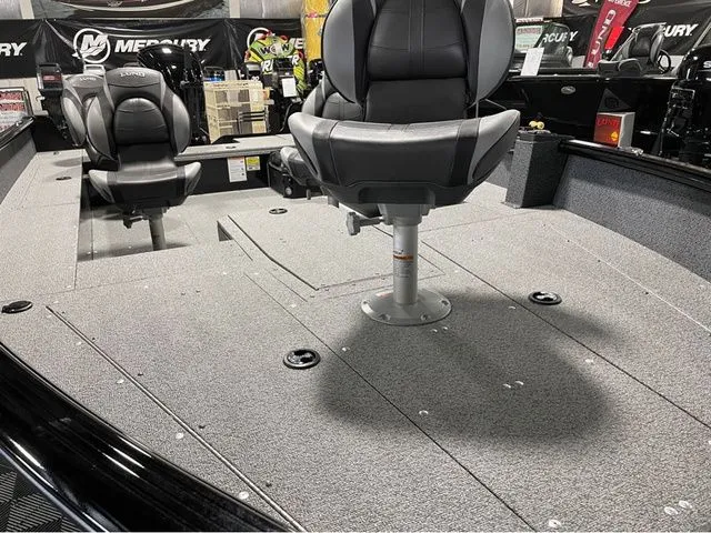 Slide: The Image of Lund 1800 Explorer Tiller 2026 - 12