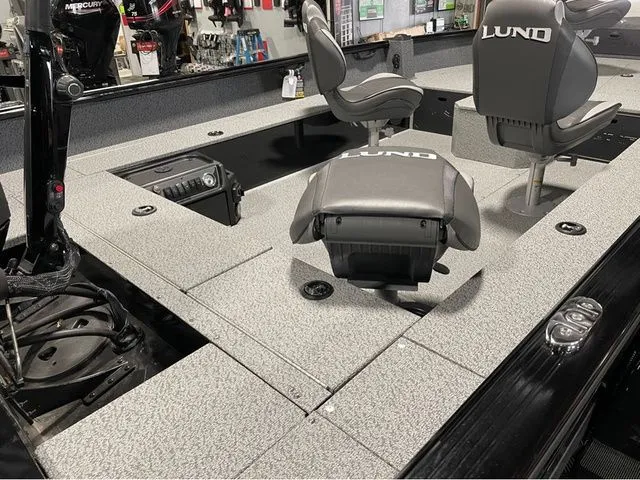 Slide: The Image of Lund 1800 Explorer Tiller 2026 - 13