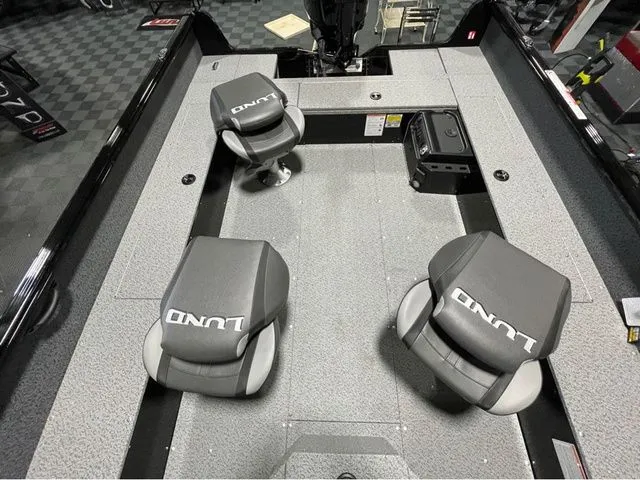 Slide: The Image of Lund 1800 Explorer Tiller 2026 - 14