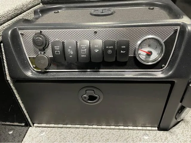 Slide: The Image of Lund 1800 Explorer Tiller 2026 - 15