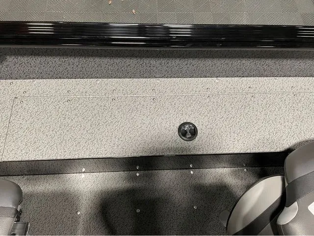 Slide: The Image of Lund 1800 Explorer Tiller 2026 - 20