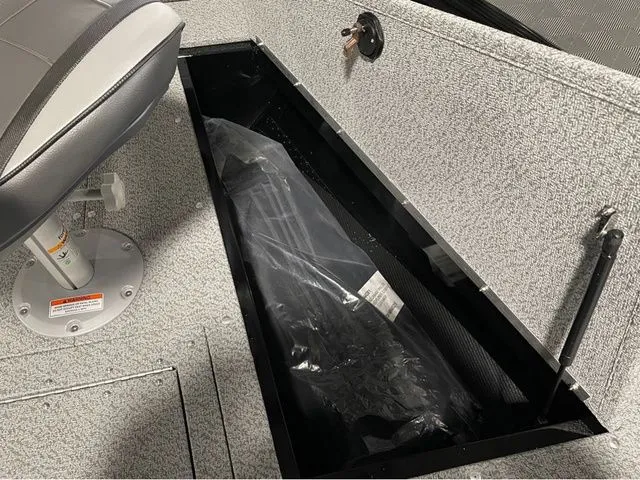 Slide: The Image of Lund 1800 Explorer Tiller 2026 - 23