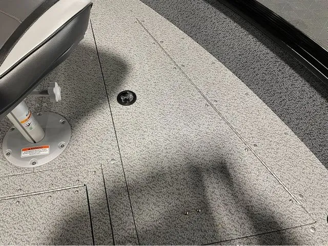 Slide: The Image of Lund 1800 Explorer Tiller 2026 - 24