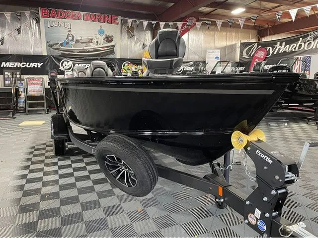 Slide: The Image of Lund 1800 Explorer Tiller 2026 - 4