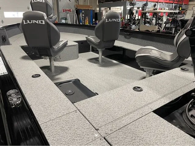 Slide: The Image of Lund 1800 Explorer Tiller 2026 - 9