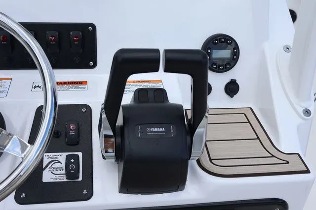 Slide: The Image of Yamaha 222 FSH SPORT-YACHT BLUE-ALUMINUM 2026 - 12