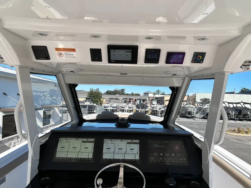 Slide: The Image of Everglades 395 Center Console 2020 - 33