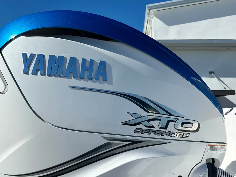 Slide: The Image of Everglades 395 Center Console 2020 - 6