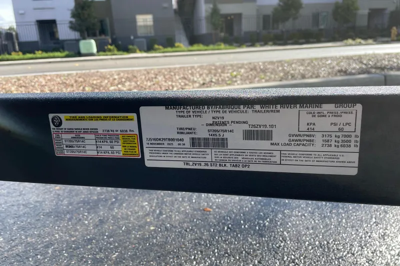 Slide: The Image of Label on Nitro ZV19 Sport Pro 2026 trailer, showing tire and loading information. - 67