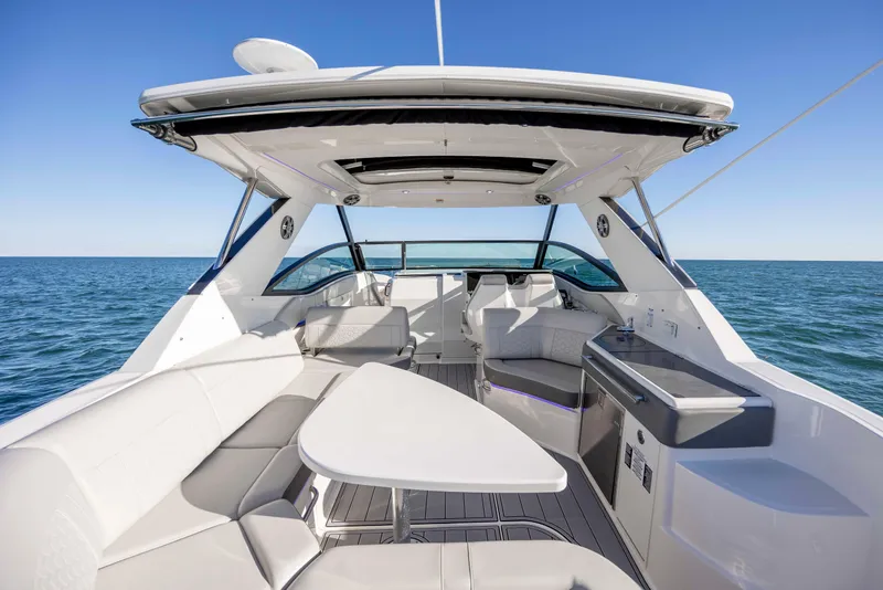 Slide: The Image of 2020 Sea Ray Sundancer 320 Outboard, luxurious interior, open sea view, modern design. - 32