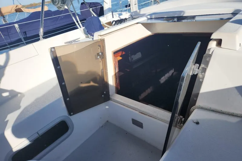 Slide: The Image of Open hatch on 1993 Catalina Morgan 381 sailboat, showing interior access. - 5