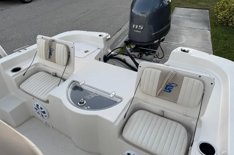 Slide: The Image of 2016 Carolina Skiff 198 DLV boat interior with Yamaha 115 outboard motor. - 31