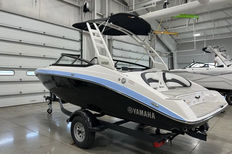 Slide: The Image of 2025 Yamaha Boats 195S in showroom, sleek design, black and white color scheme. - 4